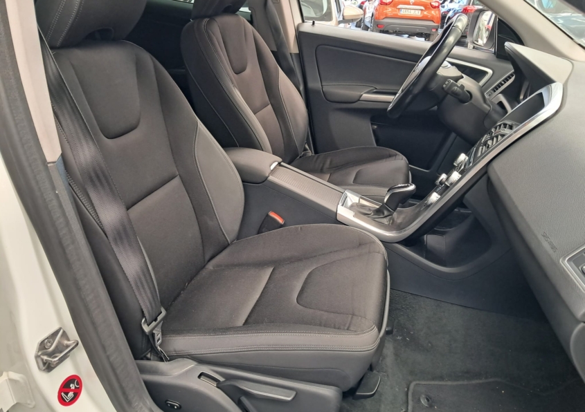 VOLVO XC60 2.0 D3 MOMENTUM AUTO
