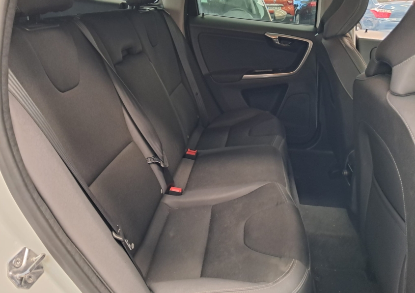 VOLVO XC60 2.0 D3 MOMENTUM AUTO