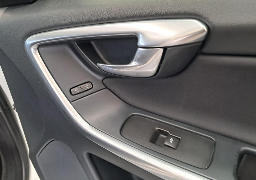 VOLVO XC60 2.0 D3 MOMENTUM AUTO