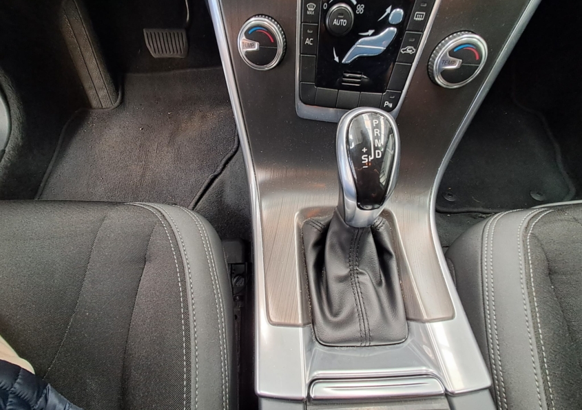 VOLVO XC60 2.0 D3 MOMENTUM AUTO