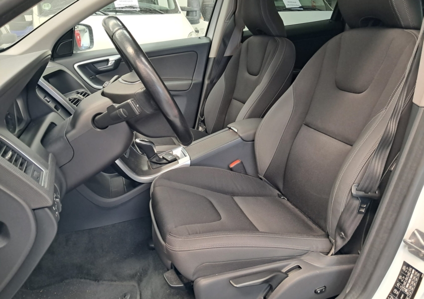 VOLVO XC60 2.0 D3 MOMENTUM AUTO