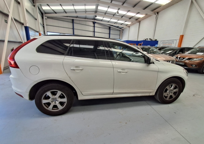 VOLVO XC60 2.0 D3 MOMENTUM AUTO